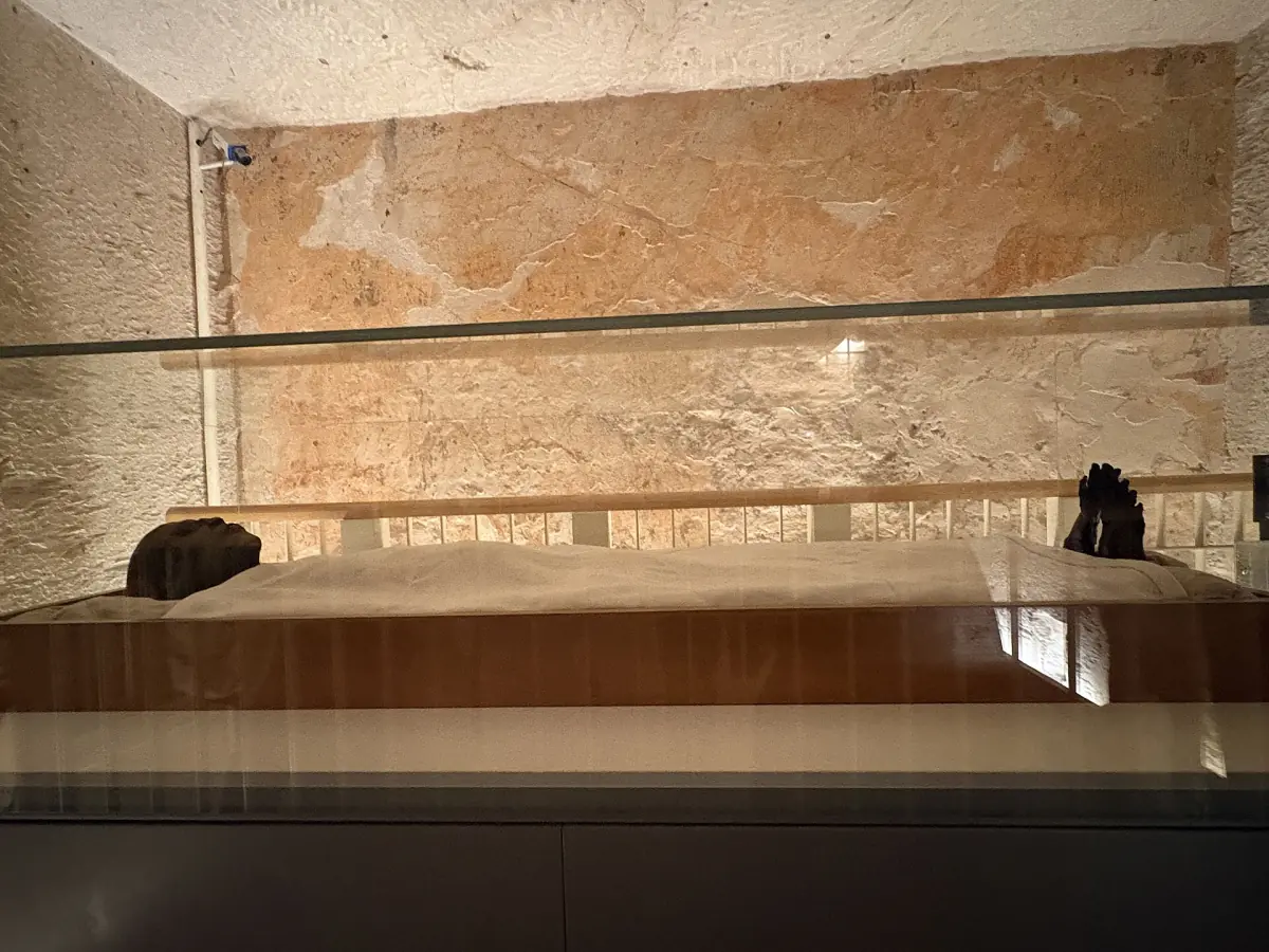 The burial chamber of KV62 behind glass