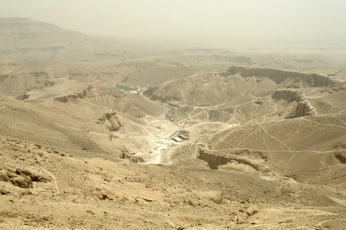 La vallée aride sur la rive ouest de Louxor